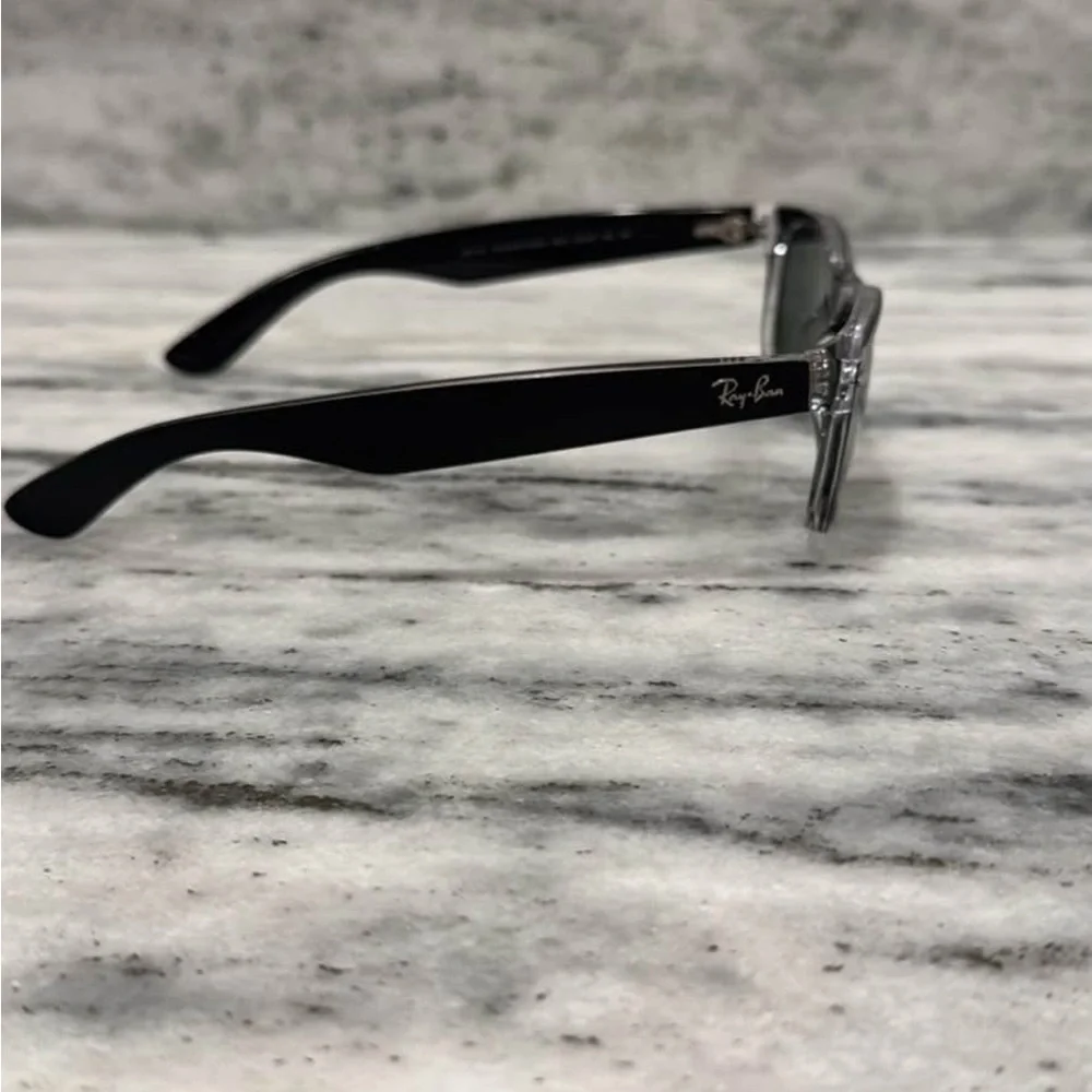 Ray-Ban Men’s Black Frame Sunglasses with Green Lenses - Classic Wayfarer Style - Picture 2 of 3